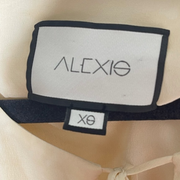 Alexis Silk Tunic Peasant Top Flare Sleeve Size XS Tiered Tie Front Cream - Picture 9 of 10